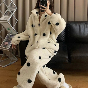 Set di <span class=keywords><strong>pigiama</strong></span> <span class=keywords><strong>in</strong></span> <span class=keywords><strong>pile</strong></span> di corallo da donna autunno e inverno imbottito <span class=keywords><strong>in</strong></span> <span class=keywords><strong>pile</strong></span> con un grazioso <span class=keywords><strong>pigiama</strong></span> da ragazza a pois - Product Image 4