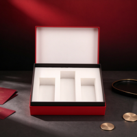Boîte cadeau rouge personnalisée, boîte rigide magnétique de luxe avec bordure noire et insert en mousse à 3 fentes blanches pour l'emballage de cadeaux d'affaires