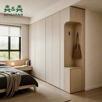 Système de dressing intégré moderne avec niche d'entrée cintrée, placard encastré du sol au plafond avec crochets pour villa