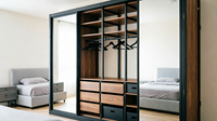 Armoire-penderie à portes coulissantes avec miroirs et rails à fermeture douce pour appartements peu spacieux