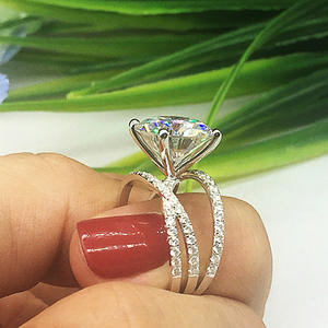 Anello di Fidanzamento F833 per Donna in Oro Bianco con Diamante Taglio Brillante Rotondo Colore D Naturale e Diamanti Laterali - Product Image 3