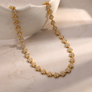 Collier avec pendentif fleur en acier inoxydable plaqué or 18 carats, minimaliste, luxueux, à porter au quotidien - Product Image 4