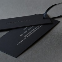 Étiquettes suspendues personnalisées, papier cartonné noir avec estampage à chaud doré, étiquettes de vêtements personnalisées, cartes personnalisées avec personnalisation UV