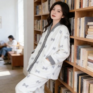 Pijamas <span class=keywords><strong>de</strong></span> <span class=keywords><strong>Mujer</strong></span> <span class=keywords><strong>de</strong></span> Alta Calidad en Felpa <span class=keywords><strong>de</strong></span> Coral para Otoño e Invierno, Color Gris con Estampado <span class=keywords><strong>de</strong></span> Lazo, Cárdigan <span class=keywords><strong>de</strong></span> Manga Larga, Cintura Elástica, Suave y Lisa en <span class=keywords><strong>la</strong></span> Parte Delantera - Product Image 2