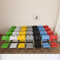 Chaises pliantes portables légères et durables en blanc pour les événements extérieurs, les fêtes, les banquets, les restaurants et les mariages