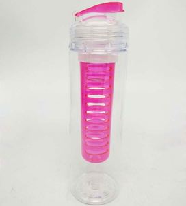 Bouteille d'eau portable en plastique avec infuseur à fruits et citron - Product Image 6