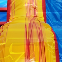 Toboggan aquatique gonflable en PVC de qualité commerciale, motif cocotier irisé, avec jets d'eau, pour location d'équipements de fête en piscine extérieure