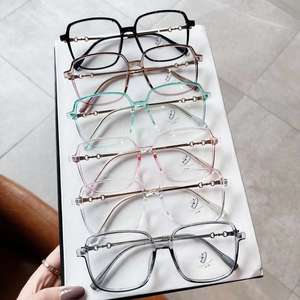 แว่นตา Qianai สำหรับผู้หญิง กรอบเต็มทรงแปลกตา ป้องกันแสงสีฟ้า เลนส์ PC ป้องกันรังสียูวี 400 ดีไซน์ทันสมัยสไตล์เกาหลี - Product Image 4