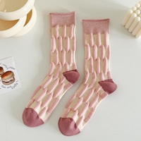 Chaussettes mi-mollet sans coutures personnalisées pour femmes, avec un toucher unique concave et convexe, tendance coréenne Instagram, color-blocking