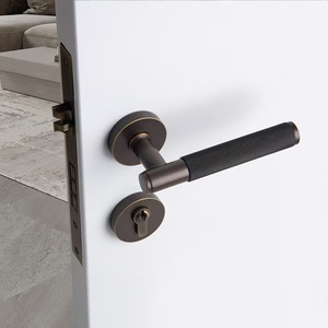 มือจับประตูแบบก้านโยกทรงกลม แข็งแรงทนทาน สีบรอนซ์ทองเหลือง ลายกันรอยขีดข่วน พร้อมชุดล็อคและโรเซตต์ สำหรับประตูภายใน - Product Image 1