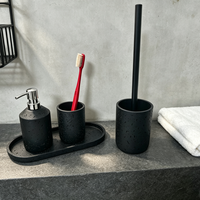 Ensemble d'accessoires de salle de bain en résine noire texturée, design moderne : distributeur de savon liquide, gobelet, plateau de toilette, porte-brosse WC