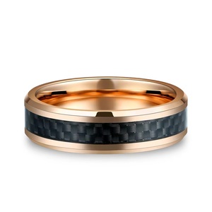 Custom Fine <span class=keywords><strong>Fashion</strong></span> Sex Sieraden Ringen Mannen Grote Maat 18K Roségouden Wolfraam <span class=keywords><strong>Ring</strong></span> Koolstofvezel Inlay Comfort Fit Heren Haan Ringen - Product Image 2