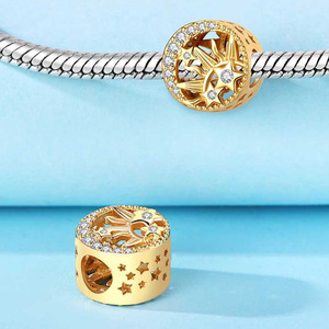 Un colgante de sol y luna en latón blanco calado con detalles dorados, que se puede usar como abalorio espaciador, un amuleto de la suerte DIY para mujeres. - Product Image 5