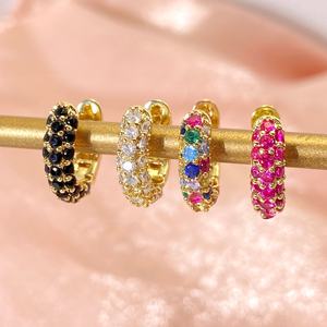 Boucles d'oreilles créoles hypoallergéniques plaquées or 18 carats, rondes arc-en-ciel, pavées de zircone cubique, style Huggies - Product Image 3