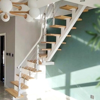 Escalier flottant moderne en acier à poutre centrale unique avec marches en bois massif à grain naturel pour villa, duplex, loft