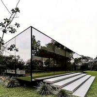 Maison en verre au design architectural minimaliste, véranda panoramique, villa moderne minimaliste, structure en acier
