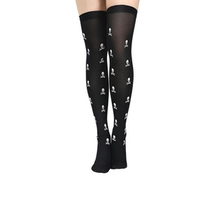 Calcetines hasta la rodilla con estampado de Halloween para mujer, accesorios de disfraz con diseño de telaraña, cruz, murciélago y calavera en blanco y negro - Product Image 4