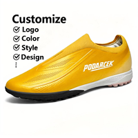 Chaussures de football pour hommes personnalisées OEM, coupe basse, respirantes, avec plaque en carbone, crampons longs, légères, en cuir, pour l'entraînement