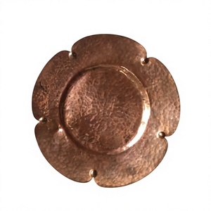 Assiette de présentation décorative en cuivre en forme de fleur, style vintage, design solide, artisanale, pour la maison et les tables de mariage - Product Image 5