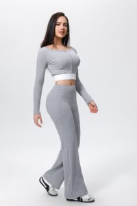 Set Yoga 2 Pezzi: Top Corto a Collo Quadrato con Maniche Lunghe e Leggings a Vita Alta, Tinta Unita, Traspirante in Spandex e Cotone - Product Image 2