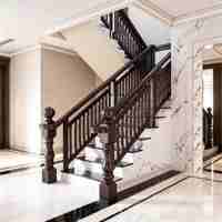 Balustrade d'extérieur haut de gamme sur mesure pour villa, en alliage d'aluminium, avec balustres à grain de bois, garde-corps orné et sculpté, pour jardin et cour.