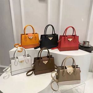 Sacs à bandoulière en cuir PU pour femmes, vente en gros, fermeture éclair, imperméables, forme oreiller, capacité 2-2,9 L, polyester - Product Image 1