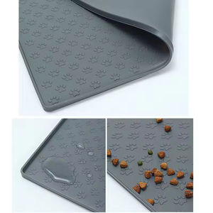 Grote driehoekige plastic voedermat voor huisdieren, antislip en waterdicht, draagbaar en opvouwbaar, geschikt voor binnen en buiten. - Product Image 4