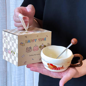 แก้วเซรามิคลายดัชชุนด์น่ารัก พร้อมหูจับและช้อน ดีไซน์การ์ตูน ของขวัญวันเกิด สำหรับใช้งานทั่วไป - Product Image 3