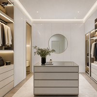 Panneau mural en PVC marbré blanc de luxe avec finition brillante imperméable pour la décoration des salles de bain d'hôtel