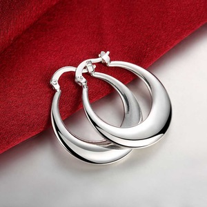 Pendientes Minimalistas de Luna Creciente para Mujer, Joyería de Oreja Geométrica Lisa y Moderna - Product Image 3