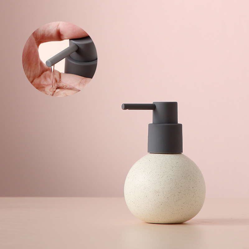 Lotion - petite pompe à tête inclinée vers le bas