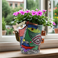 Pot de fleurs en résine avec visage abstrait coloré et fleurs roses pour décoration intérieure