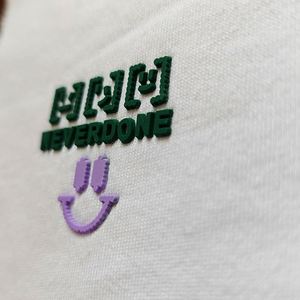 เสื้อยืดพิมพ์ลายแบบรีดร้อน TPU 3 มิติ ป้ายโลโก้ซิลิโคนนูน PVC แบบม้วน ซักได้ ถุง PP ขายส่งเสื้อผ้าสั่งทำ - Product Image 3