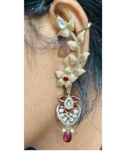 Pendientes de Oreja con Diseño Floral en Oro Chapado de Lujo, Incrustaciones de Madreperla y Elegante Perla Colgante para Mujer - Product Image 1