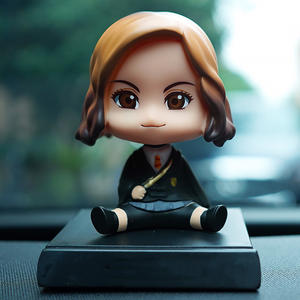 Muñeco Personalizado Hecho a Mano con Estilo de Personaje de Película, Adorable Muñeco Cabezón para Decoración de Consola Central de Automóvil, Artesanía de Resina - Product Image 4