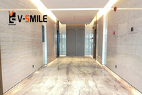 Escalier circulaire en marbre beige, marches courbes en pierre, plateforme ronde en marbre pour spa, supportant une colonne romaine pour l'intérieur d'une résidence.