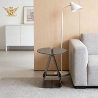 Table basse moderne et élégante en verre noir avec plateau en marbre