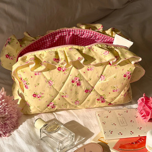 Pochette cosmétique à volants faite à la main, best-seller transfrontalier, fraîche et simple, grande capacité pour le rangement des produits de soin de la peau - Product Image 1