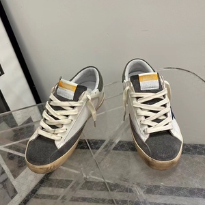 รองเท้าผ้าใบดีไซน์หรูหรา หนังห่านขาวแท้ ป้องกันการลื่น สวมใส่สบาย แฟชั่นทันสมัย สีทองสกปรก - Product Image 2