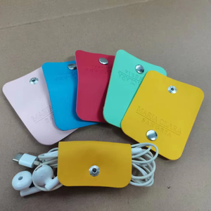 Câble de données USB vintage fait main avec séparateur de stockage, sangle de casque à clipser, enrouleur de câble en cuir de vachette, sûr, en métal argenté, écologique - Product Image 1