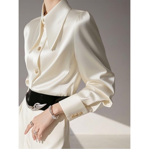 Blusa de Moda para Mujer de Lujo Ligero y Sensación Sofisticada, de Satén de Acetato Blanco, con Solapa Grande y Manga Larga - Product Image 2