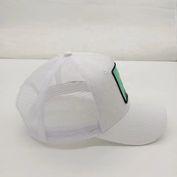 Casquette de camionneur classique personnalisée à 5 panneaux avec patch tissé, devant en coton blanc et dos en maille, casquette de baseball à 7 trous avec fermeture à pression en plastique