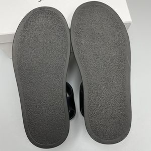 Sandales plates pour femmes en cuir d'agneau 100% avec semelle intérieure en cuir, respirantes, légères, à larges brides épaisses, type mules, couleur Evergreen - Product Image 5