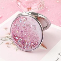 Kustom Logo pribadi Mini lipat bulat kecil tangan cermin dua sisi pasir hisap cair Glitter saku kompak cermin untuk Makeup