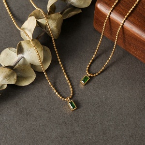 สร้อยคอผู้หญิง สแตนเลสสตีลชุบทอง 18k ประดับมรกตและเพทาย กันน้ำ ไม่หมอง พร้อมสลักโลโก้ตามสั่ง - Product Image 1