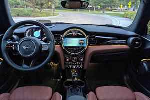 Mini Cooper <span class=keywords><strong>S</strong></span> Hardtop Turbo 4 cylindres 2024 d'occasion, habillage extérieur personnalisé, suspension adaptative, sièges en cuir, caméra arrière, côté gauche - Product Image 3