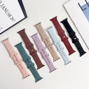 Bracelet de montre en silicone à double boucle avec motif en relief, compatible avec <span class=keywords><strong>Apple</strong></span> <span class=keywords><strong>Watch</strong></span> Series 11 10 9 <span class=keywords><strong>8</strong></span> SE, bracelet sport OEM personnalisé - Product Image 1