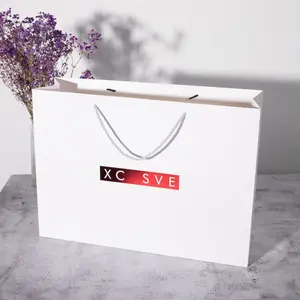 Sac d'emballage cadeau écologique personnalisé en papier Sacs en papier blanc à provisions de sous-vêtements de marque de luxe au détail Boutique avec votre propre logo