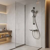 Ensemble de douche moderne gris bronze de luxe avec barre coulissante à double poignée en chrome poli, étagère en verre trempé et système de douche pluie