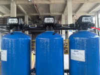 Système de traitement de l'eau souterraine en acier inoxydable personnalisé de 1000 LPH, réservoir sous pression, pompe, osmose inverse, eau potable